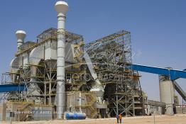 Image du Maroc Professionnelle de  Des ouvriers de STROC Industrie s'activent dans la construction de la Cimenterie Ait Baha à Agadir, Mardi 22 Juin 2010. STROC est une société marocaine qui exerce son métier dans le domaine de l’ingénierie d’exécution pour les industries de procédé, les réalisations à son actif l’ont conduit à développer une expertise et un savoir-faire fort dans la construction ainsi que dans différents métiers afin d'offrir des solutions clé en main pour satisfaire au mieux ses clients. Parmi ces réalisations ont trouve : des unités de stockage et de traitement de produits liquides ou gazeux, installations de manutention et de traitement de produits en vrac ainsi que dans les domaines de Ingénierie Etudes, Génie Civil, Chaudronnerie, Structure Métallique, Tuyauterie, Montage, Maintenance, Bâtiments industriels, Logistiques, Tertiaires et Ouvrages d’Art. (Photo / Abdeljalil Bounhar) 